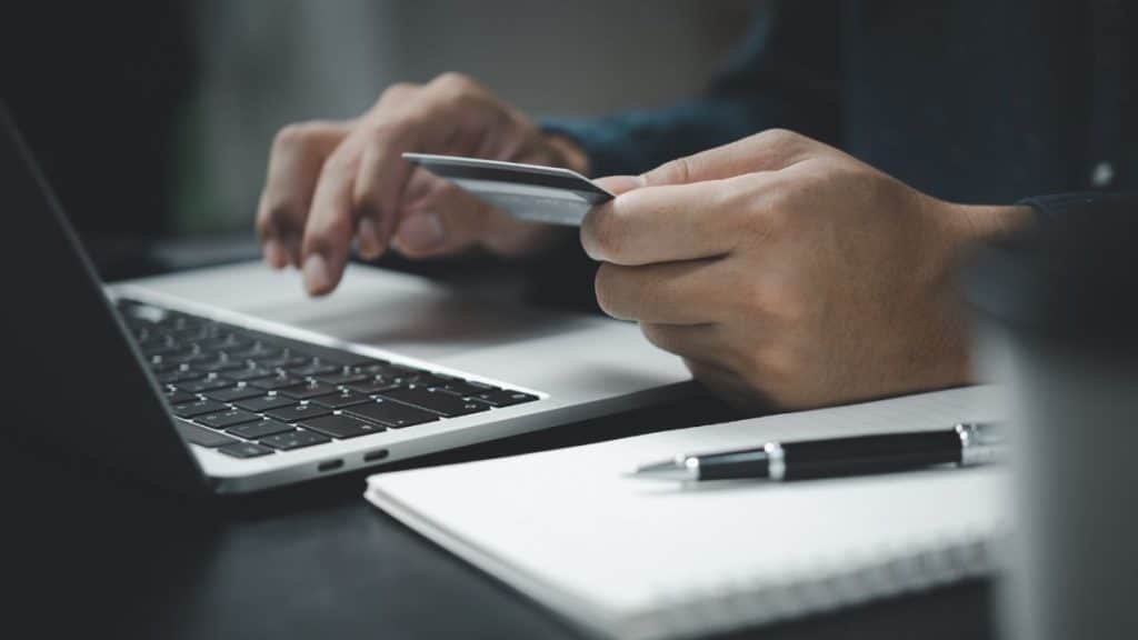 Tarjeta de crédito con seguro de viaje incluido